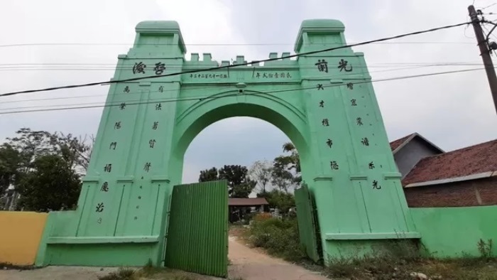 UNIK: Gapura pintu masuk makam diukir dengan tulisan cina yang menjadi keunikan dan daya tarik bagi pengunjung.