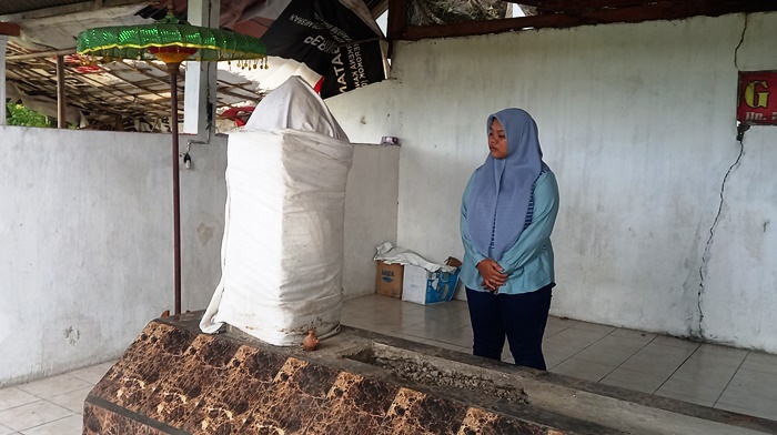 UNIK: Pengunjung mengamati nisan Makam Syekh Muniron yang berada di Kompleks Pemakaman Troloyo tepatnya, Dusun Sidodadi, Desa Sentonorejo, Kecamatan Trowulan, Kabupaten Mojokerto. (Ft Laila Ramadani)