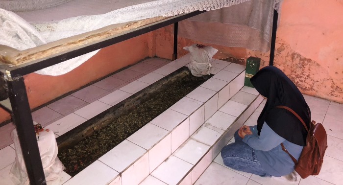 BERDOA: Peziarah sedang melakukan ritual keagamaan di Makam Buyut Binorong Desa Terusan, Kecamatan Gedeg, Kabupaten Mojokerto. (Foto: Bryan Noer for Radar Majapahit)