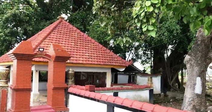 SAKRAL: Kompleks pemakaman Mbah Proyopati terdapat tiga makam lainnya. Yakni makam Syekh Imammuhdi, Raden Imam Sudjono, dan Mbah Remyong Aji Rekso Dalem. (Foto: Bryan Noer for Radar Majapahit)