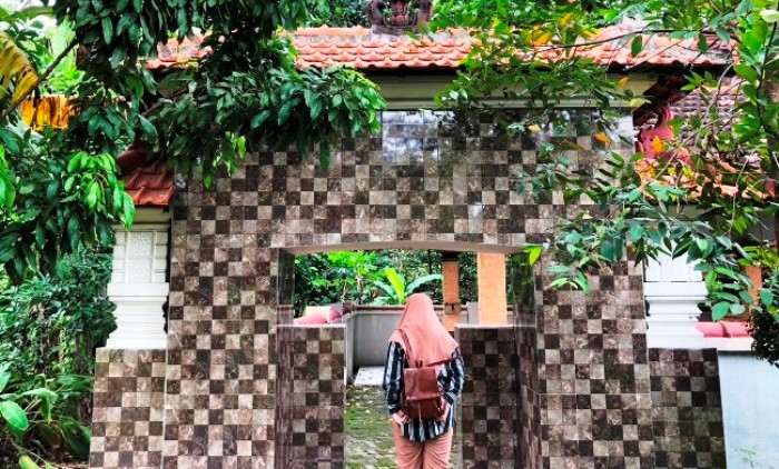 KONDISI: Makam Mbah Tudin di Dusun Gamping, Desa Gampingrowo, Kecamatan Tarik, Kabupaten Sidoarjo, tampak sepi pengunjung namun dikelilingi oleh pohon-pohon yang rindang.