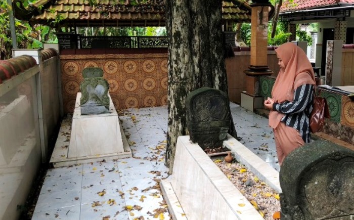 KONDISI: Makam Mbah Tudin di Dusun Gamping, Desa Gampingrowo, Kecamatan Tarik, Kabupaten Sidoarjo, tampak sepi pengunjung namun dikelilingi oleh pohon-pohon yang rindang.