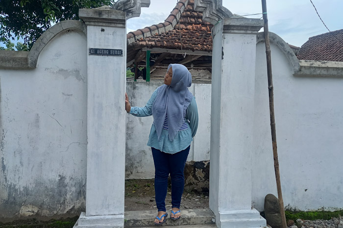 MAKAM TUA: Pengunjung keluar dari pintu makam Ki Ageng Surgi di Dusun Sidodadi, Desa Sentonorejo, Kecamatan Trowulan, Kabupaten Mojokerto. (foto: Laila Ramadani for Radar Majapahit)