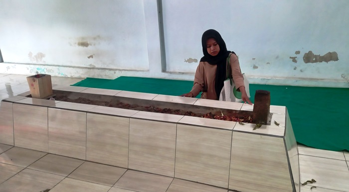 KERAMAT: Makam Syekh Qohar yang disakralkan oleh warga setempat di Dusun Sidodadi, Desa Sentonorejo, Kecamatan Trowulan, Kabupaten Mojokerto. (Foto: Annisa Fadilah for Radar Majapahit)