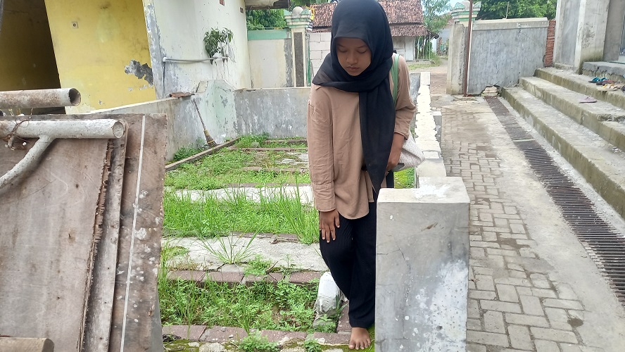 SEPI: Pengunjung keluar dari pintu empat makam penyiar Islam di kompleks pemakaman Troloyo, Trowulan, Mojokerto. (foto: Annisa Fadilah for Radar Majapahit)