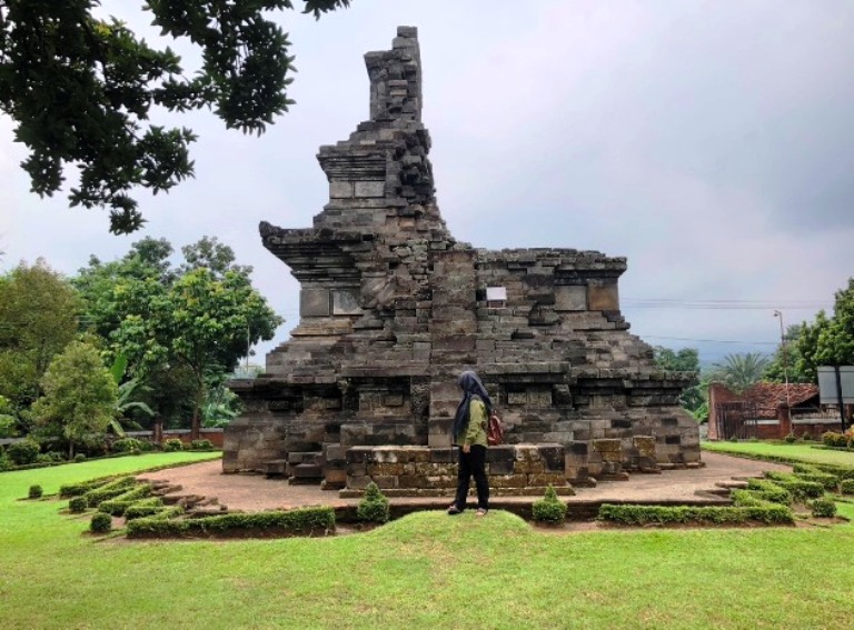 PESONA LANSEKAP: Pengunjung berswafoto di kawasan Situs Candi Rimbi, Dusun/Desa Pulosari, Kecamatan Bareng, Jombang, yang punya panorama indah. (foto: Bryan Noer for Radar Majapahit)