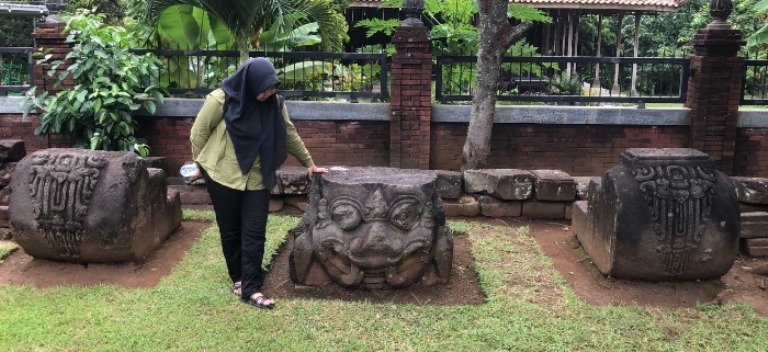 OTENTIK: Pengunjung mengamati artefak candi yang berada di sekitar area Candi Rimbi, Dusun/Desa Pulosari, Kecamatan Bareng, Jombang. (foto: Bryan Noer for Radar Majapahit)