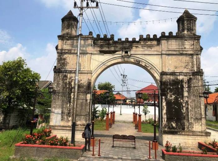 KLASIK: Gapura peninggalan kolonial Belanda menjadi RTH yang estetik saat digunakan untuk berfoto. (foto: Bryan Noer for Radar Majapahit)