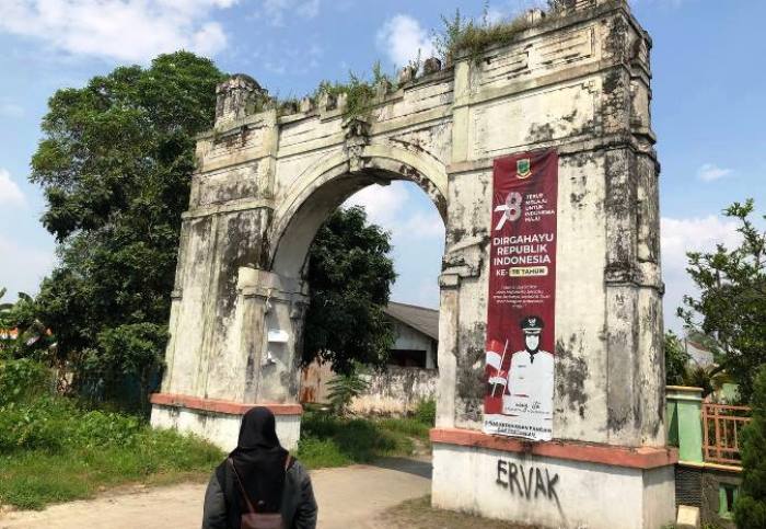 VANDAL: Gerbang Begraafplaatsen Mojokerto jadi sasaran aksi vandalisme pihak tak bertanggung jawab. (foto: Bryan Noer for Radar Majapahit)