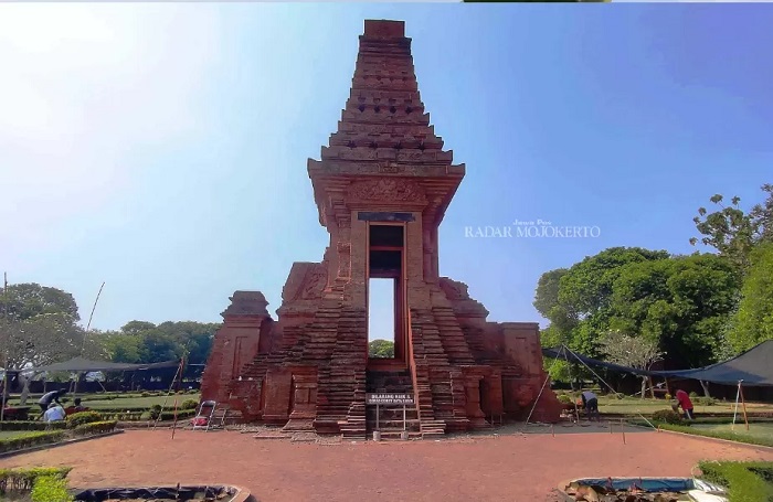 NASIB BURUK: Mitos seseorang dilarang melewati Gapura Bajang Ratu karena bisa bernasib buruk. (foto: dok. JPRM)