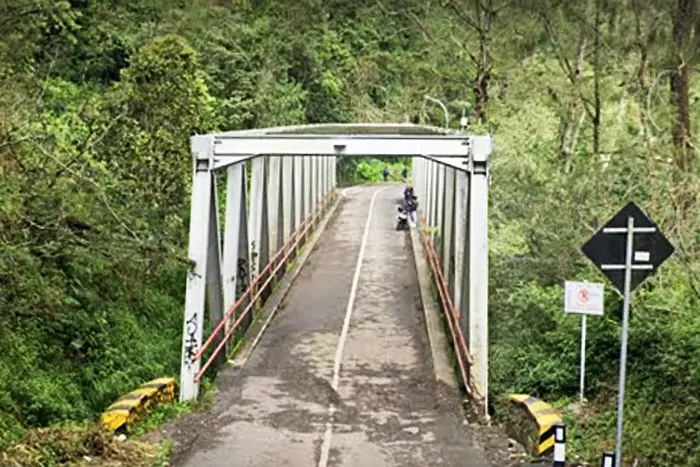 MISTERI: Sosok hantu penunjuk jalan di Jalur Cangar mitosnya bisa menyesatkan pengguna jalan ke arah yang salah. (foto: dok JPRM)