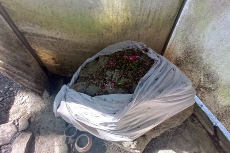 KEYAKINAN: Saat melewati Watu Blorok harus permisi agar bernasib baik. (foto: dok. JPRM)