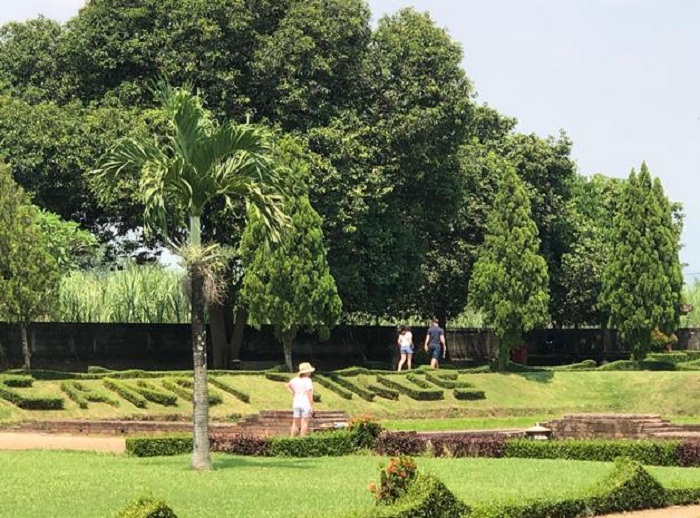 KUNJUNGAN: Turis dari manca negara berkunjung ke Candi Tikus untuk memmpelajari peninggalan sejarah Kerajaan Majapahit. (foto: Bryan Noer for Radar Majapahit)