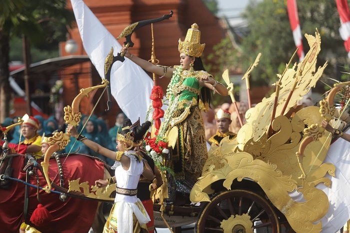 TARI: Seni tari drama dan musik (Sendra Tasik) dengan tema Mustoko Pinilih dipentaskan dalam peringatan hari jadi Kabupaten Mojokerto ke -731 di halaman pemkab, Kamis (9/5). (Sofan Kurniawan/JPRM)