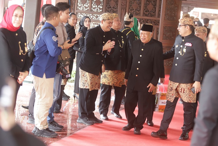 HADIR: Mantan Bupati Mojokerto periode 2002-2008 Achmadi hadir dalam perayaan hari jadi Kabupaten Mojokerto ke-731 di Pendopo Pemkab Mojokerto, Kamis (9/5). (Sofan Kurniawan/JPRM)