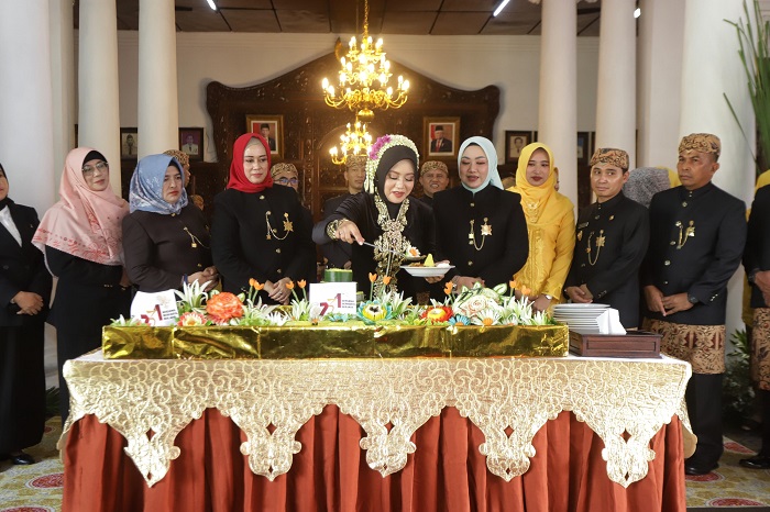 TUMPENGAN: Bupati Mojokerto Ikfina Mahfamati (tengah) memotong tumpeng saat prosesi hari jadi ke-731 Kabupaten Mojokerto di Pringgitan, Kamis (9/5). (Sofan Kurniawan/JPRM)