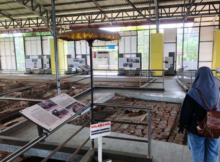 SAKRAL: Pengunjung sedang mengamati situs sumur upas yang kerap digunakan sebagai tempat ritual. (foto: Bryan Noer for Radar Majapahit)