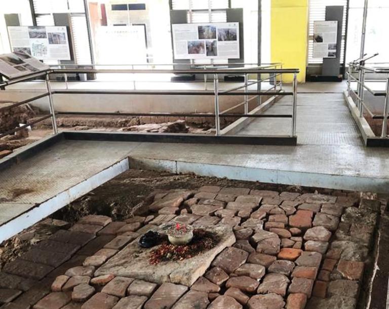 LEGENDA: Sumur Upas yang dikeramatkan oleh warga setempat karena diyakini sebagai persimpangan laut kidul atau laut selatan. (foto: Bryan Noer for Radar Majapahit)