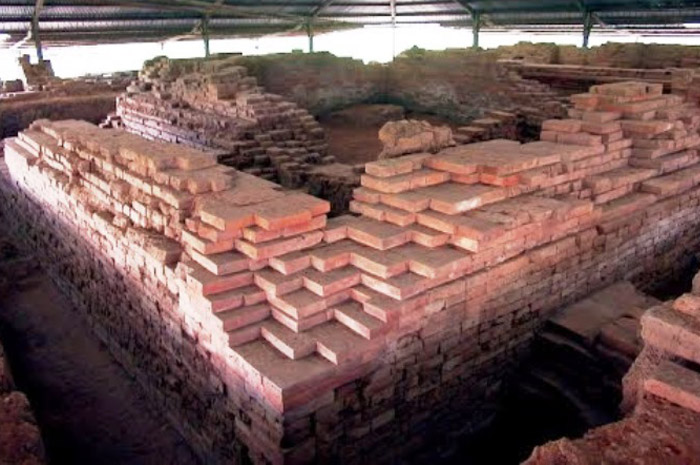 Berada tak jauh dari Candi Brahu, Candi Gentong ini terlihat sangat sederhana namun menyimpan cerita menarik.