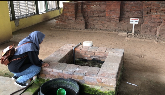 KUNO: Sumur Jobong di area depan Candi Kedaton jadi salah satu bukti sejarah Kerajaan Majapahit di wilayah Trowulan, Mojokerto. (foto: Bryan Noer for Radar Majapahit)