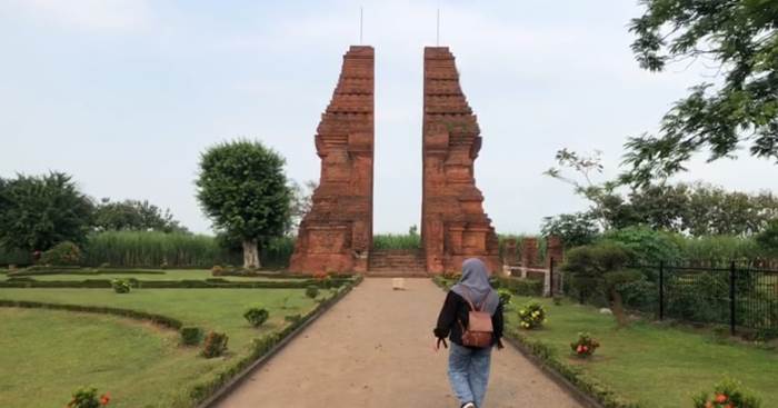 ESTETIK: Gapura Wringin Lawang merupakan situs cagar budaya yang cocok untuk berswafoto. (foto: Bryan Noer for Radar Majapahit)