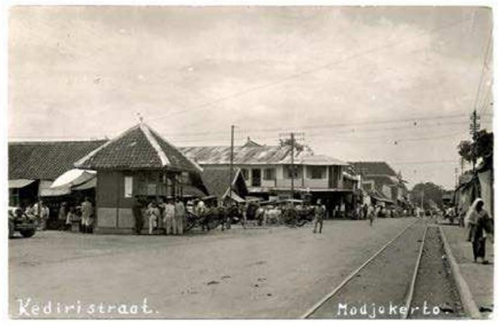 PUSAT DAGANG: Suasana di Jalan Mojopahit, Kota Mojokerto yang menjadi pusat perniagaan sejak masa kolonial. (foto: Ayuhanafiq for Radar Majapahit)