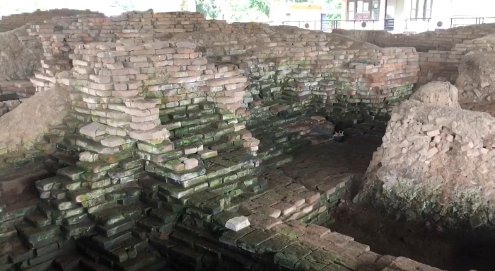SUSUNAN ATA KUNO: Struktur bagian tengah Candi Minak Jinggo yang berundak seperti anak tangga. (foto: Bryan Noer for Radar Majapahit)