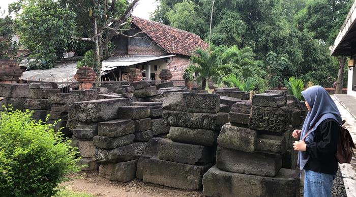 BERSEJARAH: Runtuhan batu andesit tersusun rapi di area Candi Minak Jinggo, Dusun Unggahan, Desa/Kecamatan Trowulan, Mojokerto. (foto: Bryan Noer for Radar Majapahit)