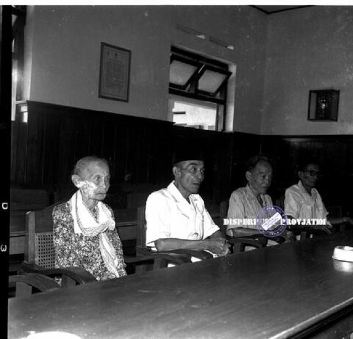 BERJASA: Para mantan pengelola dan guru sekolah Bung Karno saat di Europeesche Lagere School (ELS) Kota Mojokerto. (foto: Dispusip Provinsi Jatim)