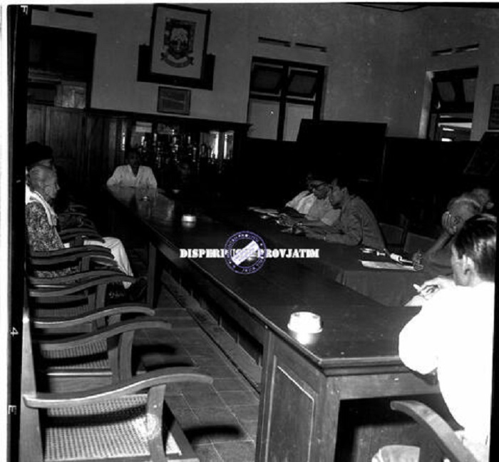 DIABADIKAN: Penerimaan rombongan tim untuk mendokumentasikan sekolah Bung Karno di Europeesche Lagere School (ELS) di Mojokerto. (foto: Dispusip Provinsi Jatim)