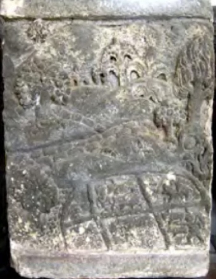 TERCATAT: Gambar relief sawah dengan pematang pada batu candi koleksi Museum Pusat Informasi Majapahit di Kecamatan Trowulan, Kabupaten Mojokerto. (adi/JPRM)