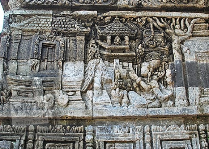 DATA ARKEOLOGIS: Relief Candi Minak Jinggo di Dusun Unggahan, Desa/Kecamatan Trowulan, Kabupaten Mojokerto, menggambarkan bentuk rumah pada zaman Majapahit. (foto: Kemdikbud)