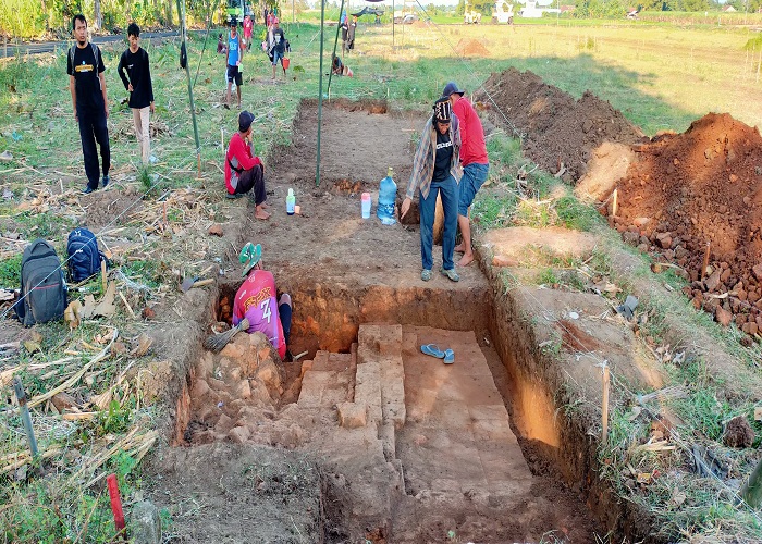 TELUSURI JEJAK SEJARAH: Tim ekskavasi Situs Bhre Kahuripan menampakkan struktur pagar keliling candi di area kebun tebu, Rabu (26/6). (foto: Martda Vadetya / JPRM)