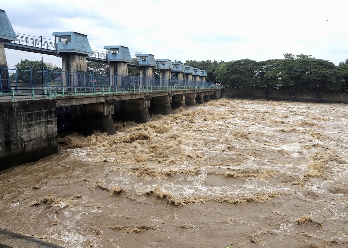 DAM: Dam Rolak Songo yang menjadi bendungan baru pengendali air di Sungai Brantas setelah stuwdam Lengkong dibongkar total di masa kemerdekaan RI. (Foto: Sofan Kurniawan/JPRM)