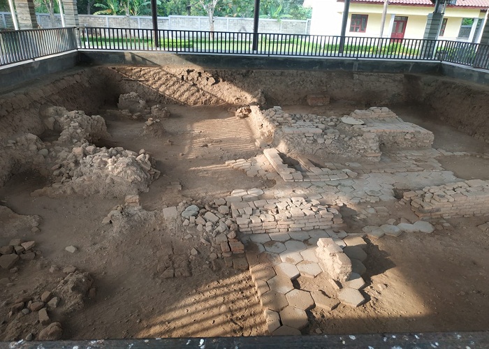 PEMUKIMAN KUNO: Situs Lantai Segi Enam di Desa Sentonorejo, Kecamatan Trowulan, menunjukkan bekas tatanan lantai ubin berbentuk segi enam era Majapahit. (foto: Leli Nurul Laili google foto)