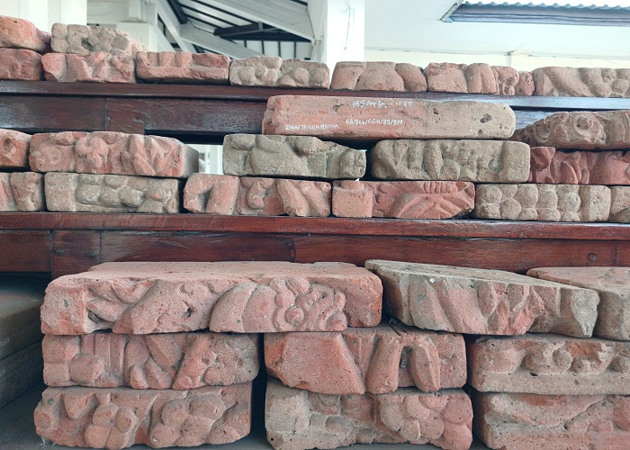 APIK: Batu bata dengan hiasan relief yang biasa dipakai untuk menghias dinding di zaman Majapahit koleksi Museum PIM. (foto: Yulianto Adi Nugroho/JPRM )