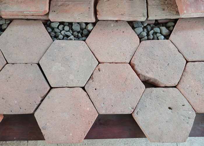 KHUSUS: Batu bata yang salah satu sisinya berbentuk gunung biasanya dipakai untuk bagian atas struktur bangunan. (foto: Yulianto Adi Nugroho/JPRM )