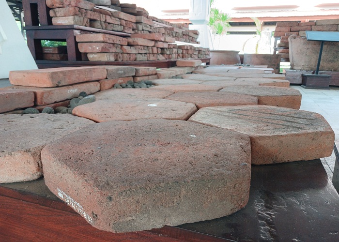 SIMBOL STRATA SOSIAL: Batu bata berbentuk segi enam yang biasa digunakan untuk lantai rumah keluarga kaya di zaman Majapahit koleksi Museum PIM. (foto: Yulianto Adi Nugroho/JPRM )