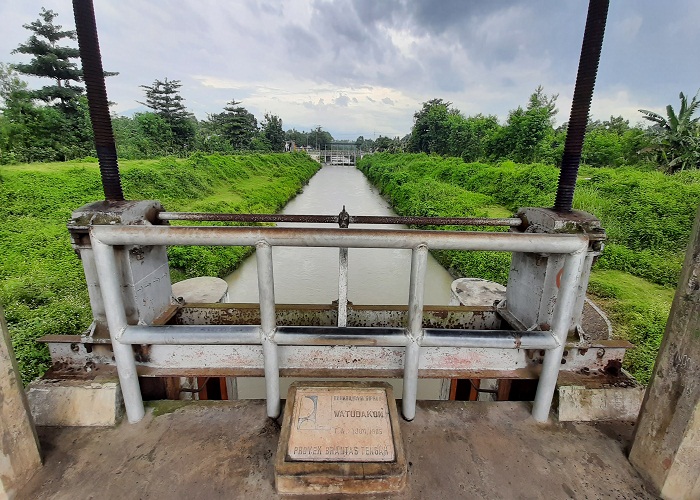 PENGAIRAN: Syphon Watudakon dibangun bersamaan dengan renovasi stuwdam Lengkong tahun 1923 yang mengalirkan air ke wilayah Kecamatan Gedeg lewat bawah Sungai Brantas. (foto: Rizal Amrulloh/JPRM)