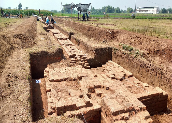 BERNILAI SEJARAH: Tim arkeolog menampakkan pagar kuno Situs Bhre Kahuripan, di Desa Klinterejo, Kecamatan Sooko dengan menemukan indikasi tiga tapak pilar. (foto: Martda Vadetya/JPRM)