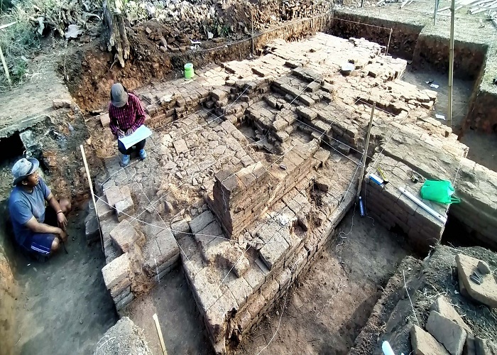 SISA BANGUNAN KUNO: Tim arkeolog mendata struktur tapak gapura di halaman utama candi Bhre Kahuripan usai diekskavasi beberapa waktu lalu. (foto: Martda Vadetya /JPRM)