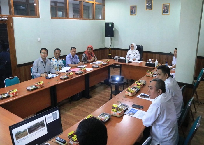 RAKOR: Bupati Mojokerto Ikfina Fahmawati gelar rakor dengan BPK XI Jawa Timur terkait rencana pembebasan lahan di kawasan Candi Brahu, Desa Bejijong, Kecamatan Trowulan. (foto : Khudori Aliandu/JPRM)