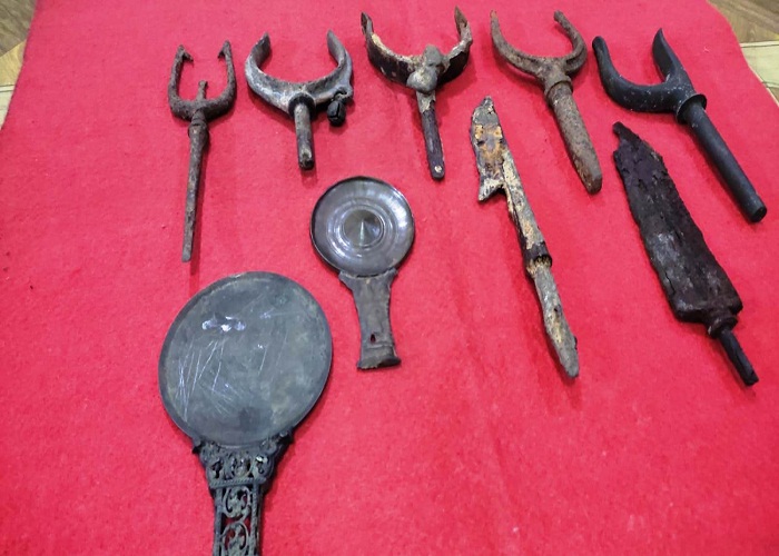 KUNO: Sejumlah bentuk keris era Majapahit dan Mataram koleksi Gunawan Wijoyo di Galeri Nogo Wiru, Kota Mojokerto. (foto : Martda Vadetya/JPRM)