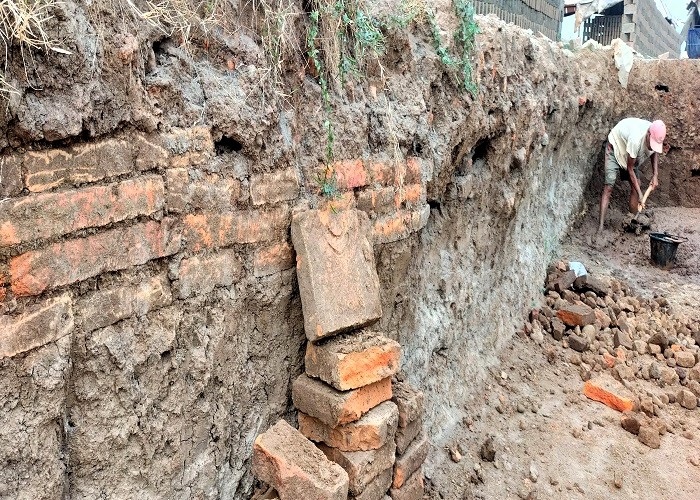BATA KUNO: Struktur bata kuno ditemukan di area linggan kawasan Situs Kumitir, Dusun Bendo, Desa Kumitir, Kecamatan Jatirejo, Kabupaten Mojokerto.(foto: Martda Vadedetya/JPRM)