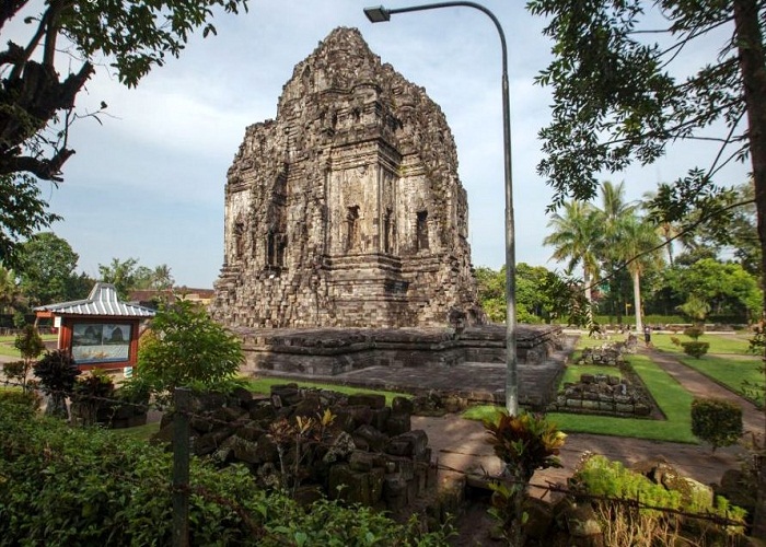PANCARKAN KEEMASAN: Candi Kalasan di Sleman, DIY dari masa Kerajaan Mataram Kuno sebelum era Majapahit yang memiliki relief indah dan dilapisi dengan &rdquo;kosmetik&rdquo;. (foto: Kemdikbud)