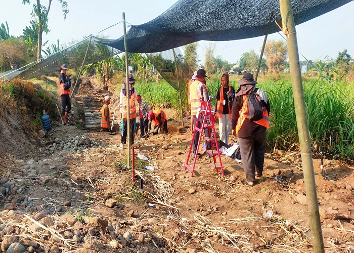 JEJAK SEJARAH: Tim ekskavasi menggali salah satu titik di selatan tapak gapura Situs Kumitir, Kecamatan Jatirejo. (foto: Martda Vadetya/JPRM)
