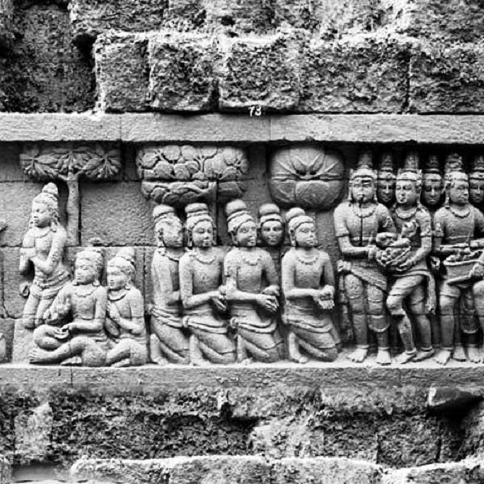 GAMBARAN SEJARAH: Adegan Sinta dan Trijata yang memakai kemben dan kain dalam relief Ramayana di Candi Penataran, Kabupaten Blitar. (foto: Kemdikbud)