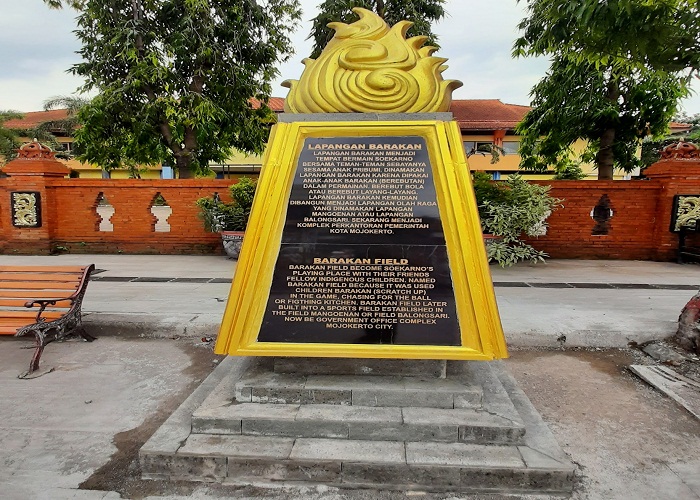 TETENGER: Tugu penanda keberadaan Lapangan Mangoensari atau juga dikenal Lapangan Barakan di Jalan Gajah Mada, Kota Mojokerto. (foto: Rizal Amrulloh/JPRM)