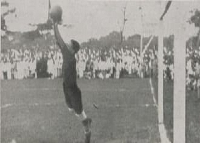 BERSEJARAH: Lapangan Mangoensari, Kota Mojokerto saat digunakan sebagai pertandingan sepak bola di masa kolonial. (foto: Istimewa)