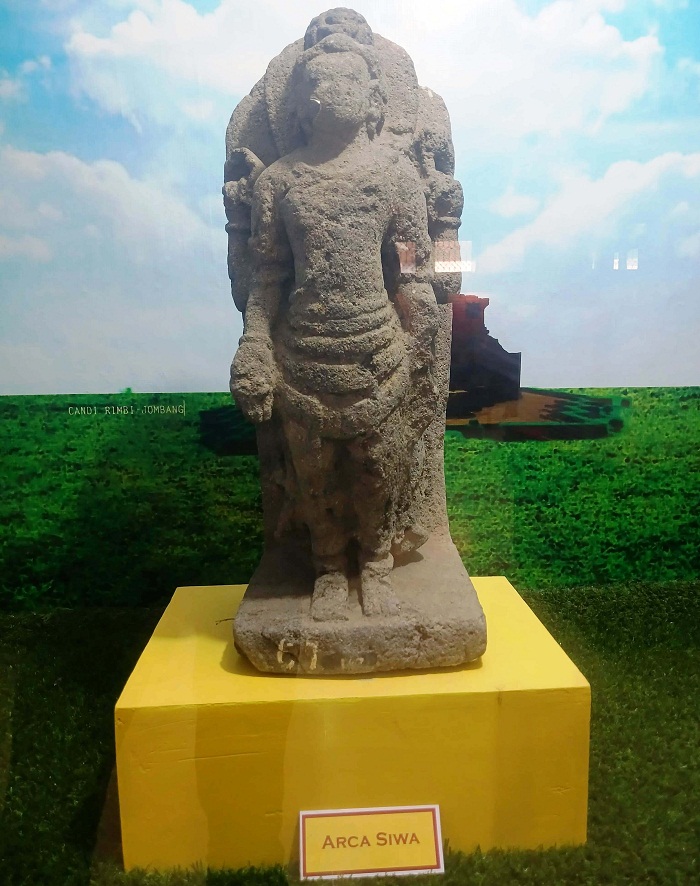 ANTIK: Arca-arca dewa koleksi Museum PIM, Kecamatan Trowulan, Mojokerto, bertelanjang kaki. Wujud alas kaki di era Majapahit tergambar dalam karakter pewayangan. (foto: Yulianto Adi Nugroho/JPRM)
